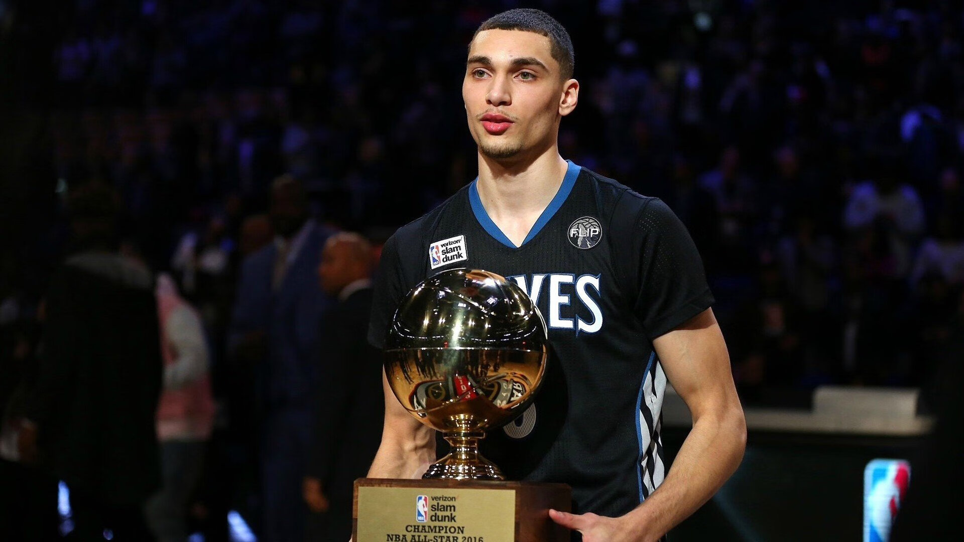 女足世界杯球迷活动丰富多彩，女足世界杯用球遭弃用